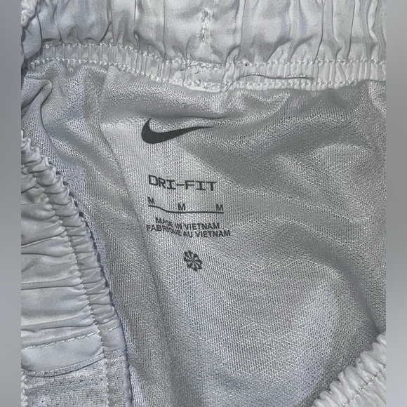 Nike Women's White sport Shorts size M - Picture 3 of 4